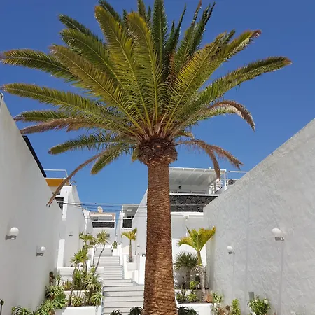 Stunning 2 Bedroom Duplex Close To Main With Seaviews דירה