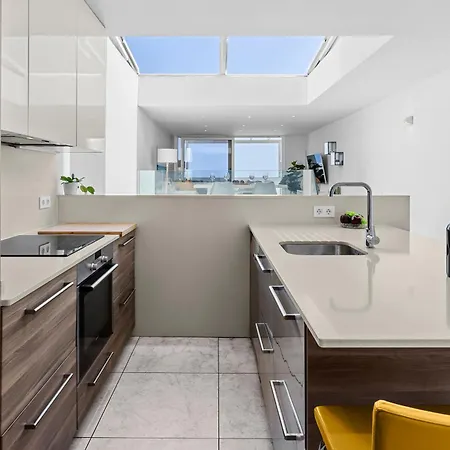Stunning 2 Bedroom Duplex Close To Main With Seaviews דירה *