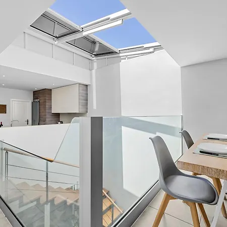 דירה Stunning 2 Bedroom Duplex Close To Main With Seaviews