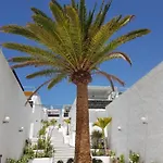 Stunning 2 Bedroom Duplex Close To Main With Seaviews דירה