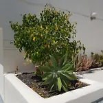 Stunning 2 Bedroom Duplex Close To Main With Seaviews דירה