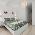 Stunning 2 Bedroom Duplex Close To Main With Seaviews דירה *