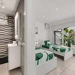 דירה Stunning 2 Bedroom Duplex Close To Main With Seaviews *