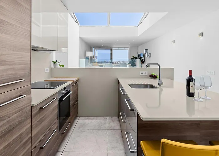 Stunning 2 Bedroom Duplex Close To Main With Seaviews Appartement *