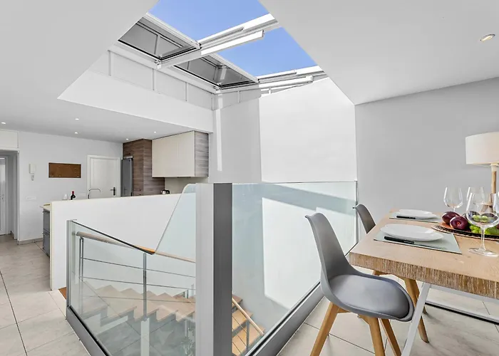 Apartamento Stunning 2 Bedroom Duplex Close To Main With Seaviews