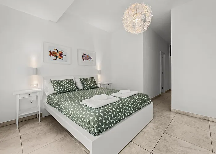 Stunning 2 Bedroom Duplex Close To Main With Seaviews Apartamento *