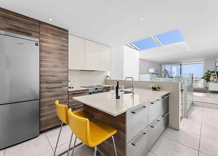 Stunning 2 Bedroom Duplex Close To Main With Seaviews Appartement