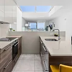 Stunning 2 Bedroom Duplex Close To Main With Seaviews Apartment *