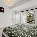 Stunning 2 Bedroom Duplex Close To Main With Seaviews *