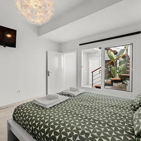 Stunning 2 Bedroom Duplex Close To Main With Seaviews *