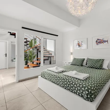 Stunning 2 Bedroom Duplex Close To Main With Seaviews *