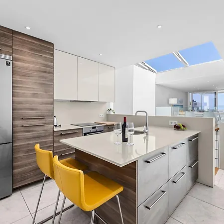 Stunning 2 Bedroom Duplex Close To Main With Seaviews Lägenhet