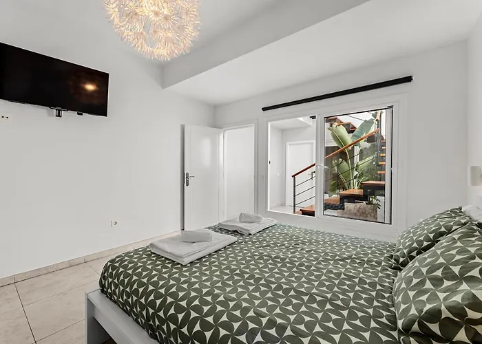 Stunning 2 Bedroom Duplex Close To Main With Seaviews *