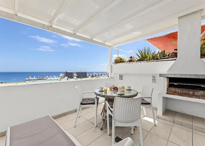 Stunning 2 Bedroom Duplex Close To Main With Seaviews *