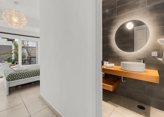 Апартаменты Stunning 2 Bedroom Duplex Close To Main With Seaviews