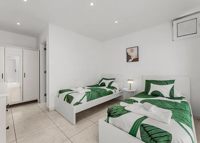 Stunning 2 Bedroom Duplex Close To Main With Seaviews