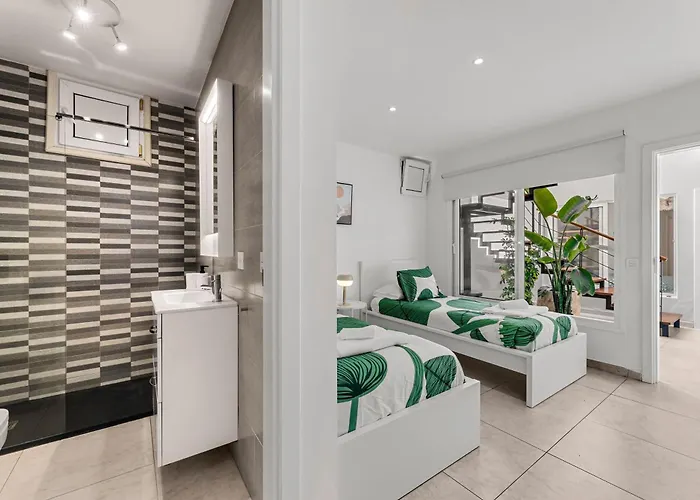 Апартаменты Stunning 2 Bedroom Duplex Close To Main With Seaviews *