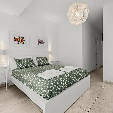 Stunning 2 Bedroom Duplex Close To Main With Seaviews Апартаменты *